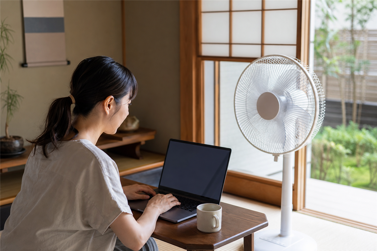 壊れた羽根とガードを安全に包む様子