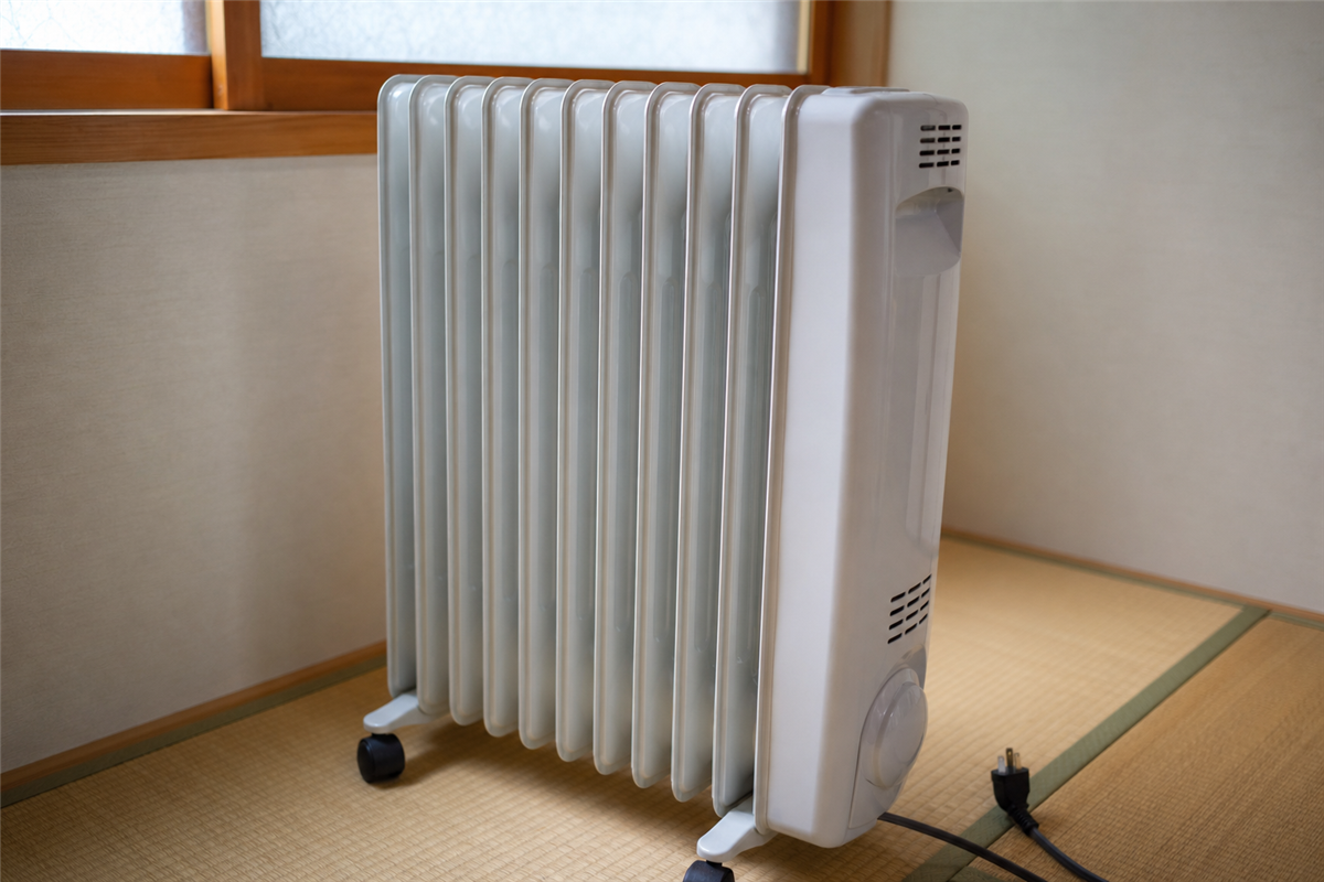 オイルヒーターの型番とコードを撮影する様子
