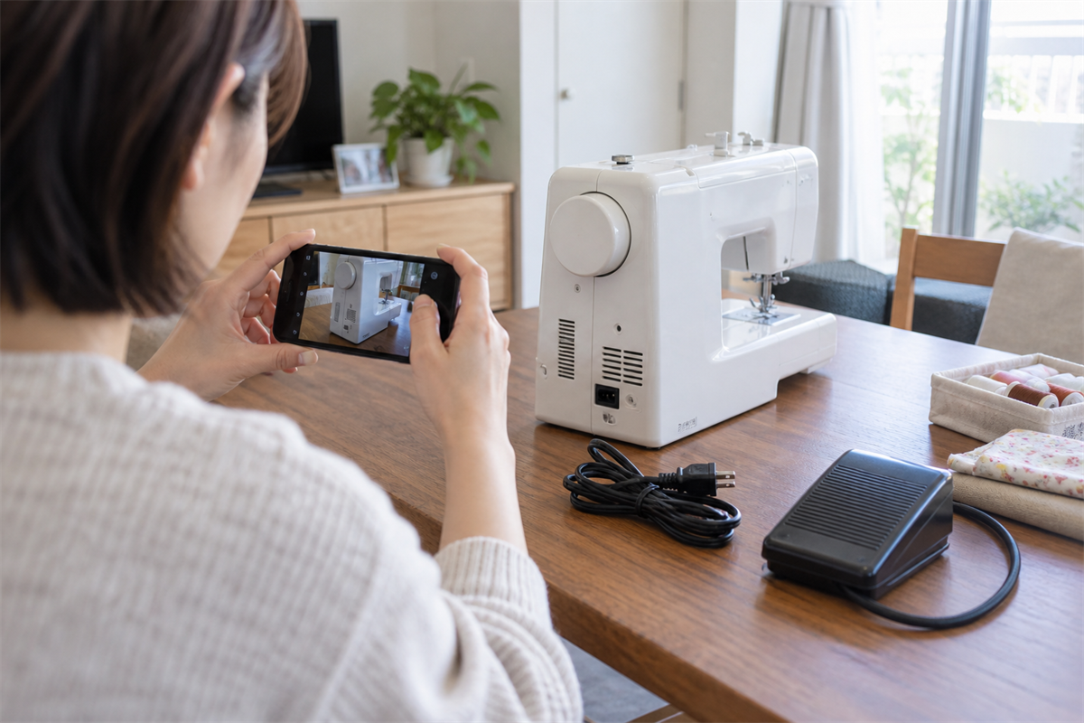再利用相談のため家庭用ミシンと付属品を撮影する様子