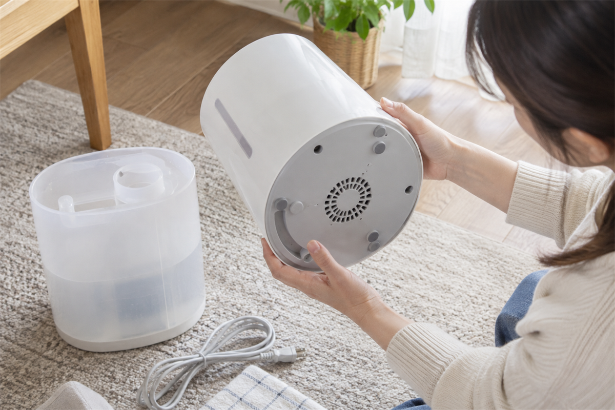 加湿器本体の底面や背面を確認する手元