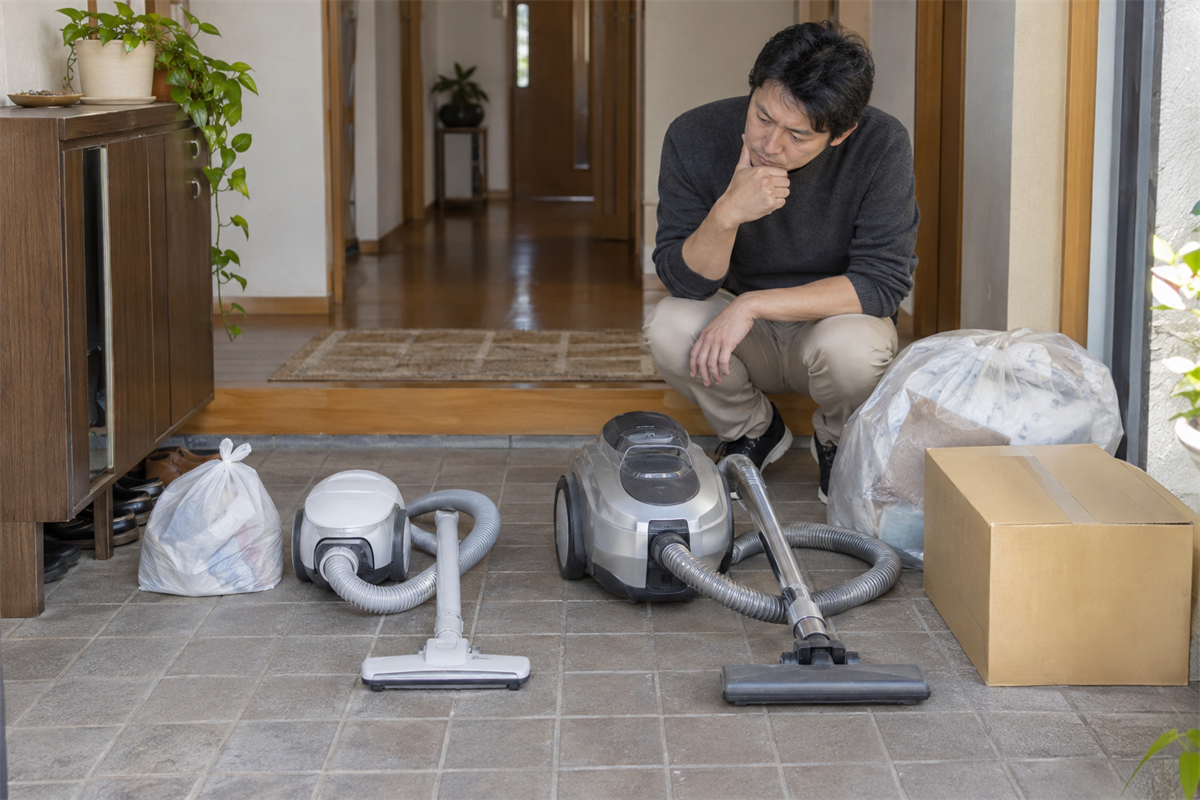 小型家電回収と大型ごみを検討するサイズの異なる掃除機